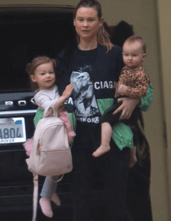 Gio Grace Levine With Mom And Sibling